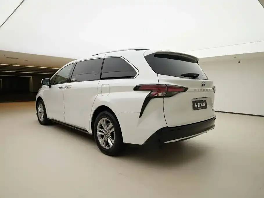 Toyota Sienna — фото 5
