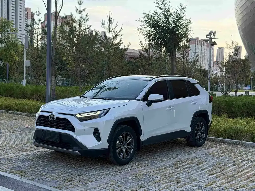 Toyota RAV4 — фото 1