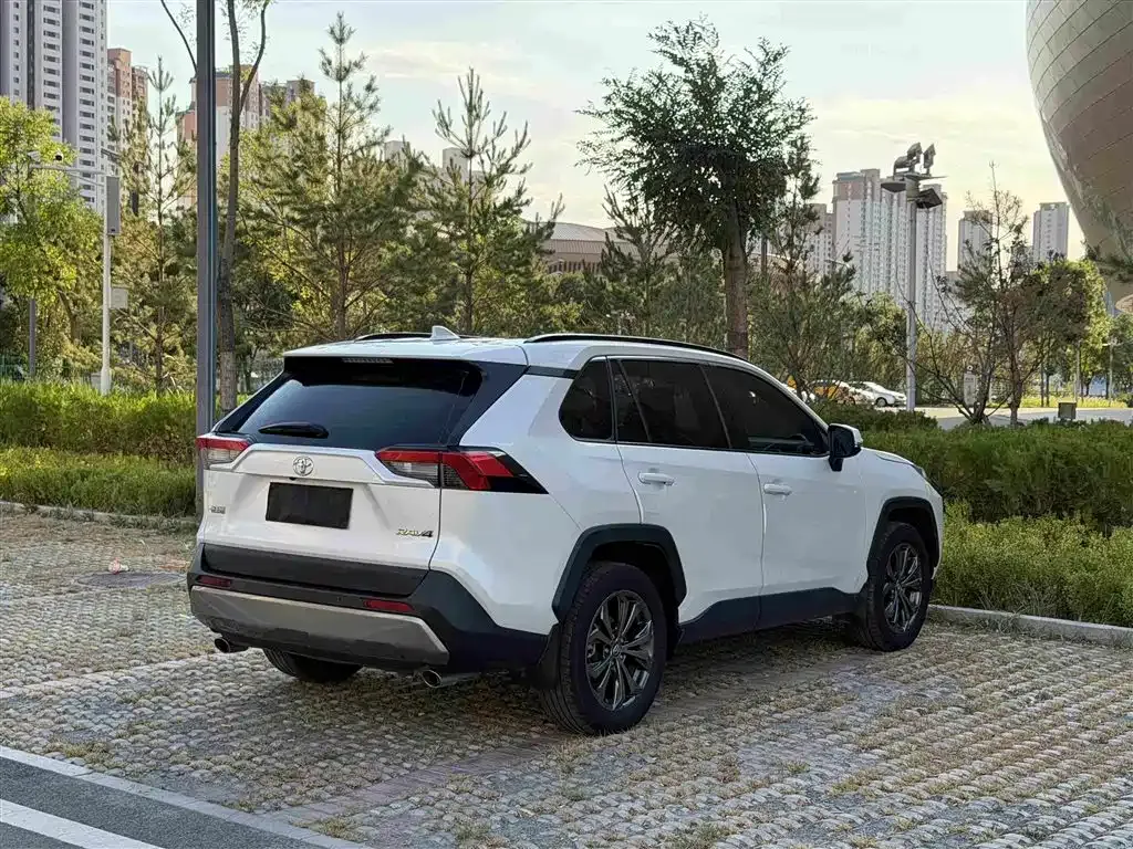 Toyota RAV4 — фото 9