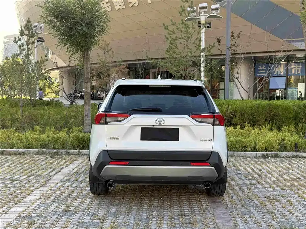 Toyota RAV4 — фото 10
