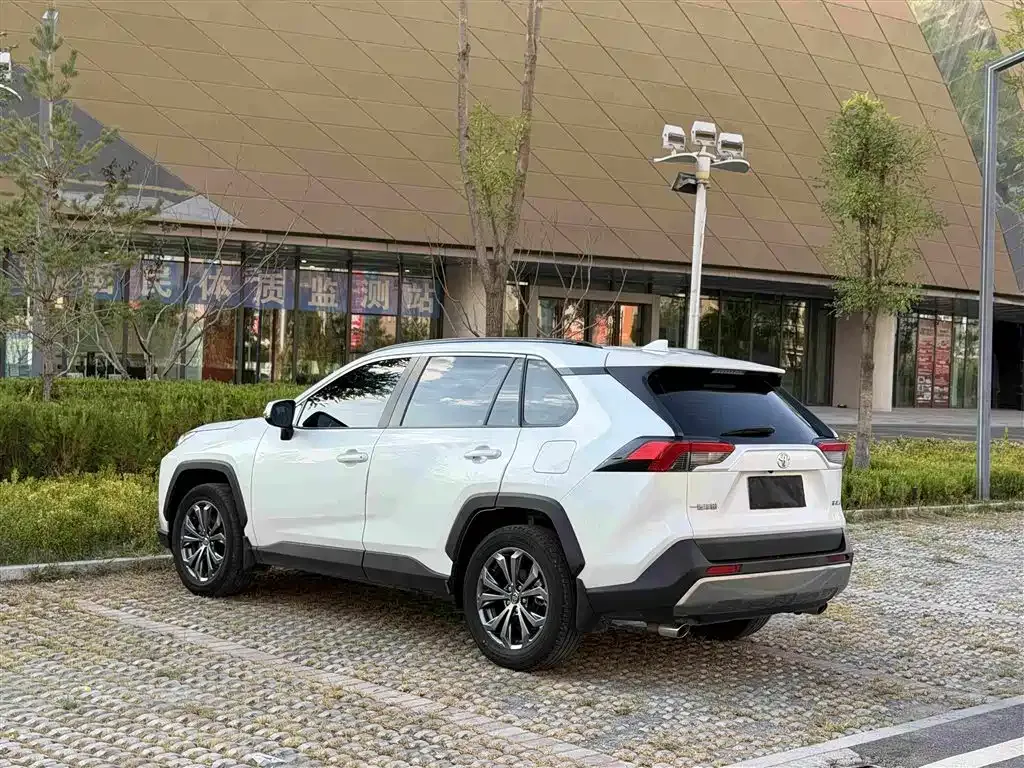 Toyota RAV4 — фото 8