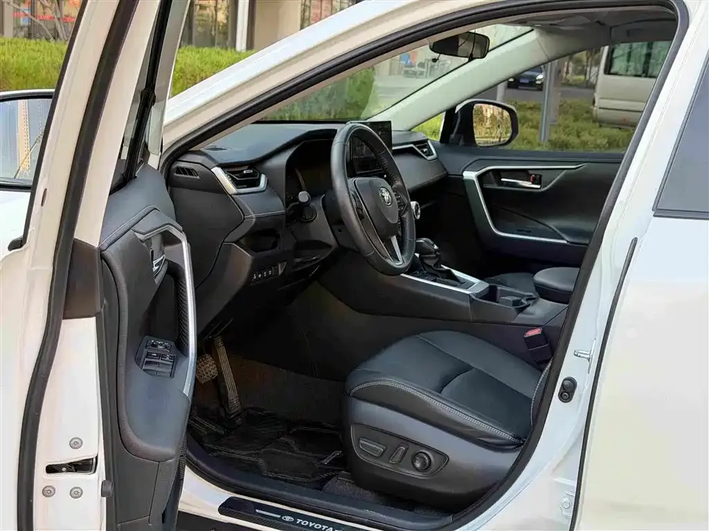 Toyota RAV4 — фото 3
