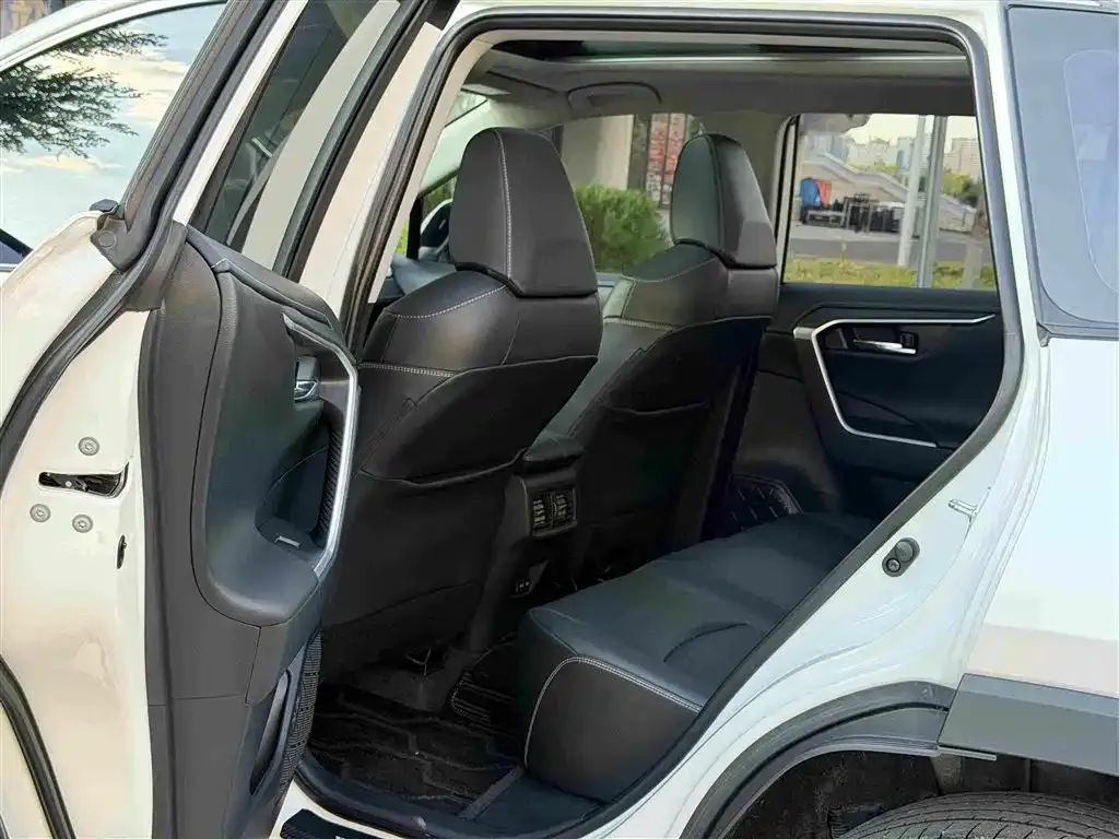 Toyota RAV4 — фото 2