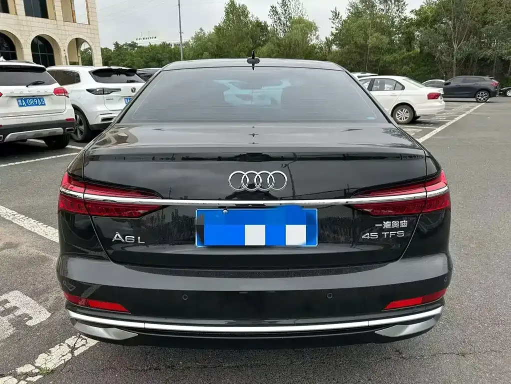 Audi A6L — фото 1