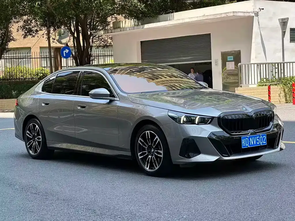 BMW 5 Series — фото 1