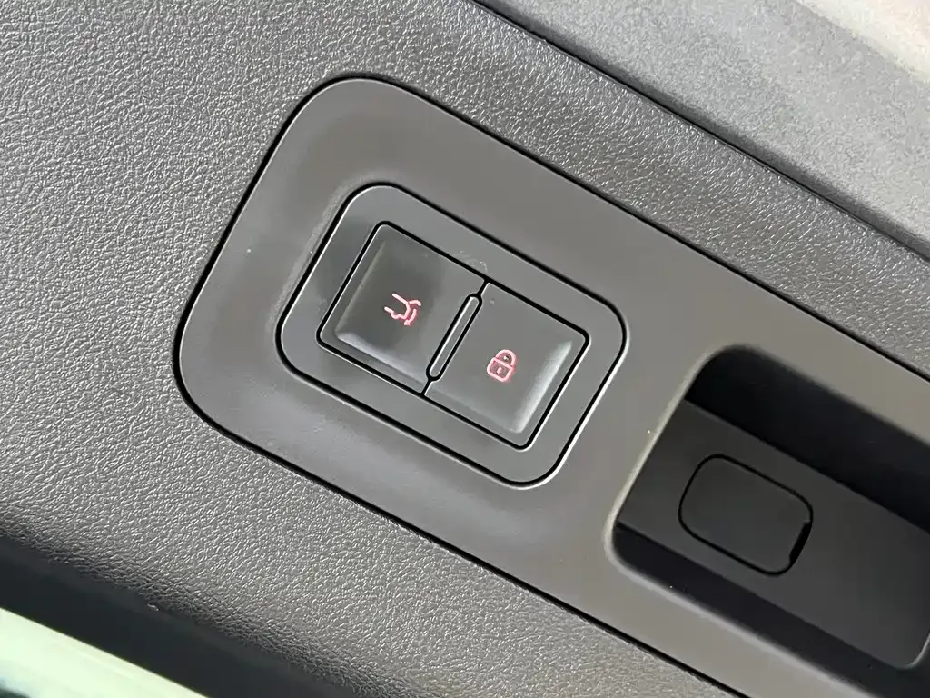 BYD L DM-i — фото 10