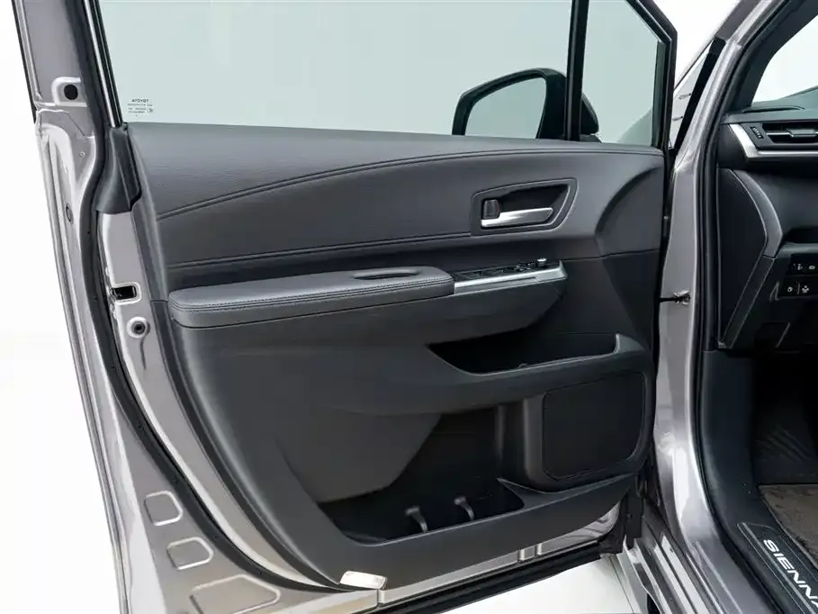 Toyota Sienna — фото 10