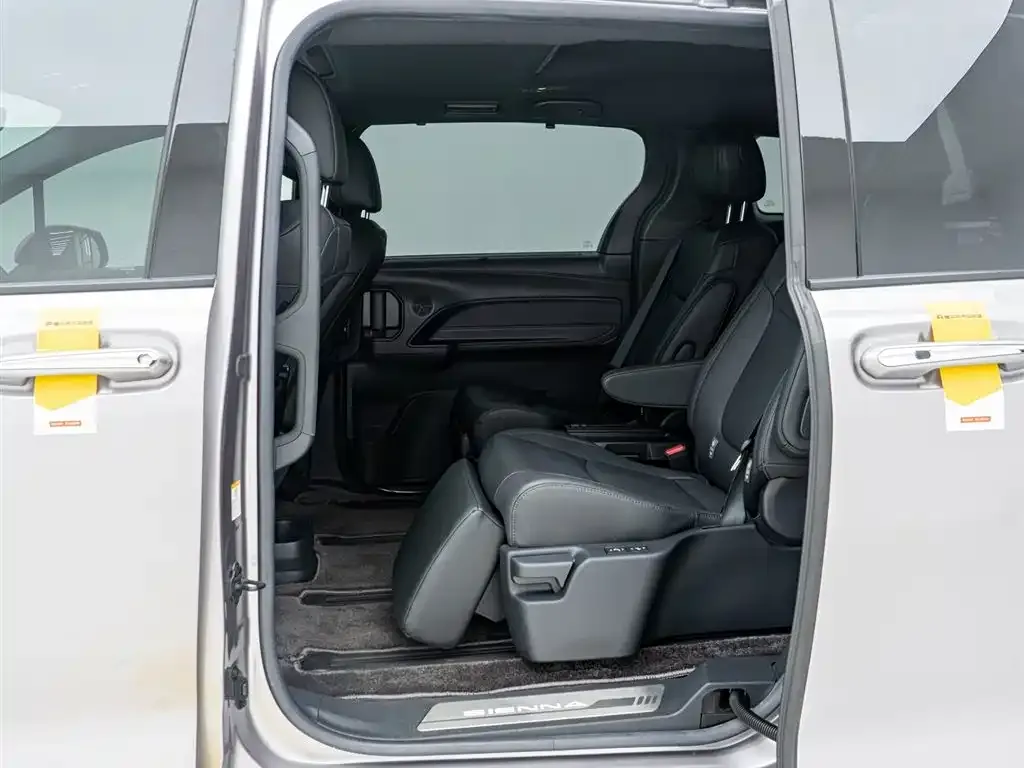 Toyota Sienna — фото 8