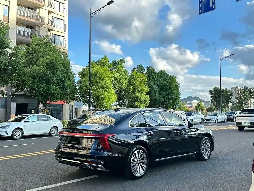 Hongqi H5 — фото 3