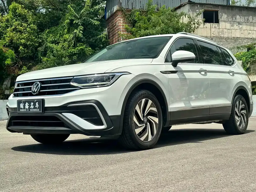 Volkswagen Tiguan L — фото 1