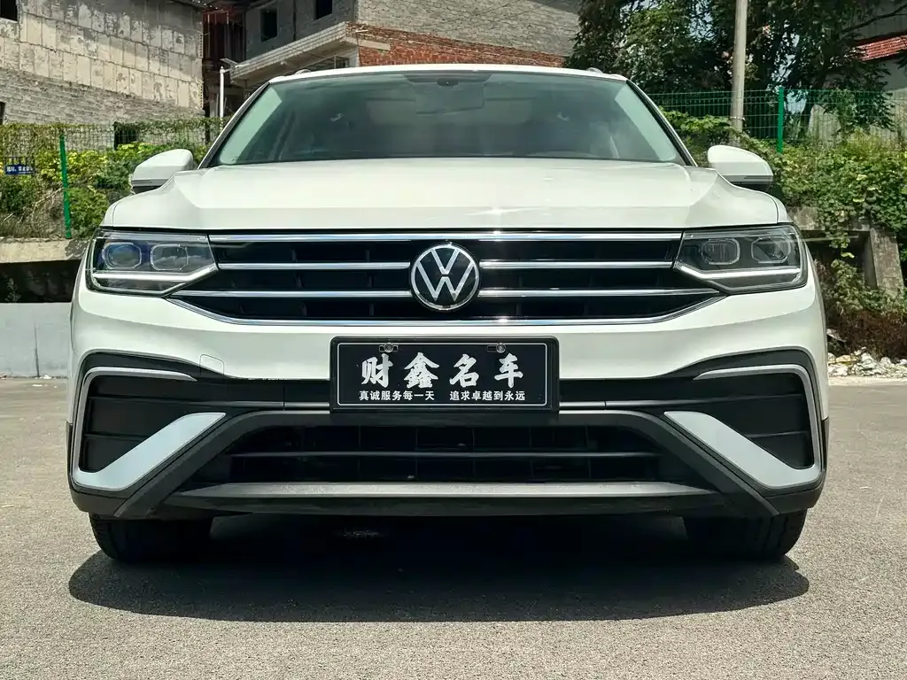 Volkswagen Tiguan L — фото 10