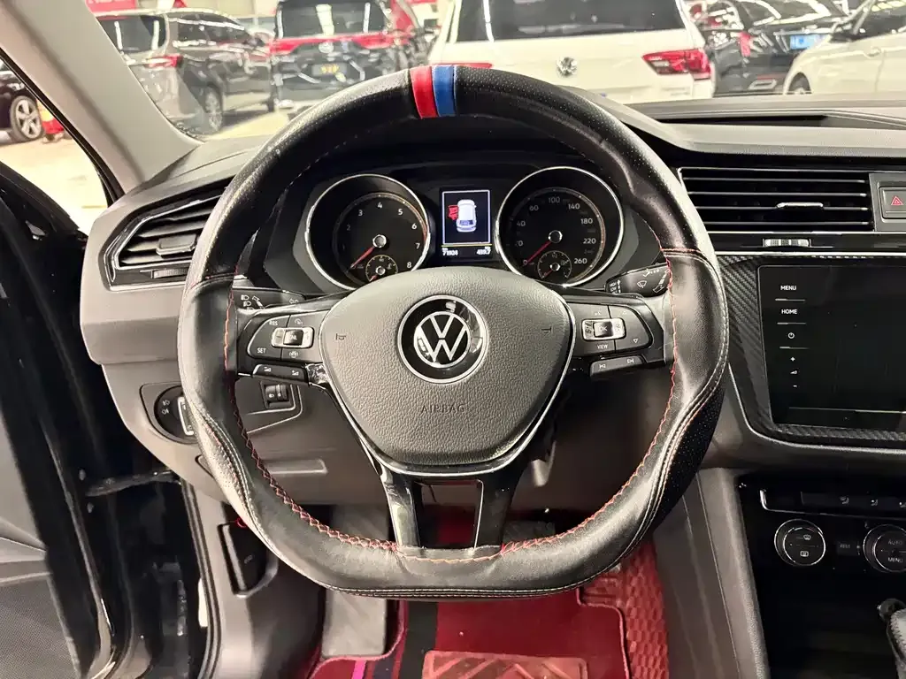 Volkswagen Tiguan L — фото 9