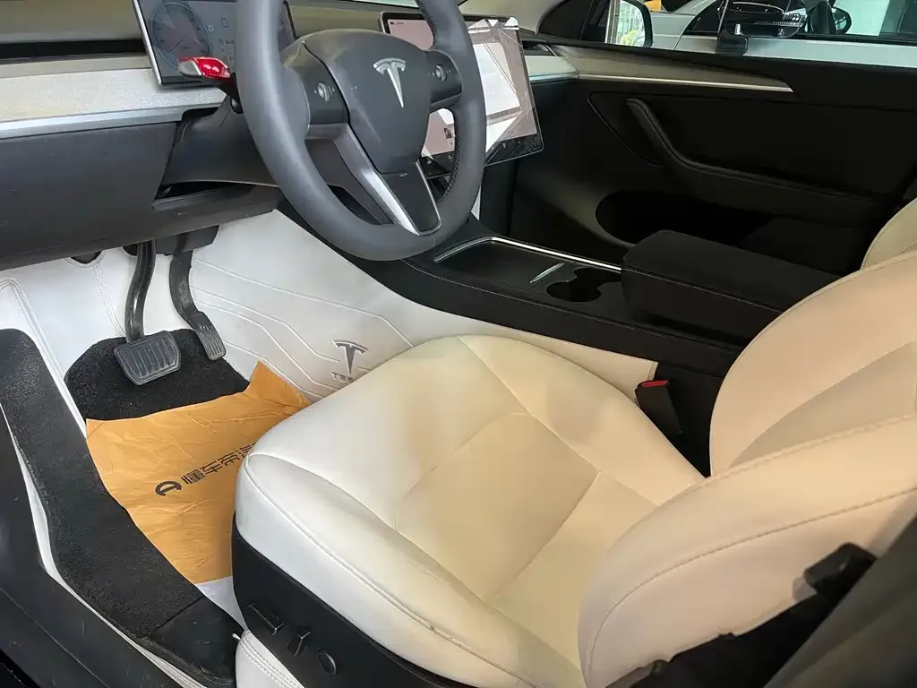 Tesla Model Y — фото 8