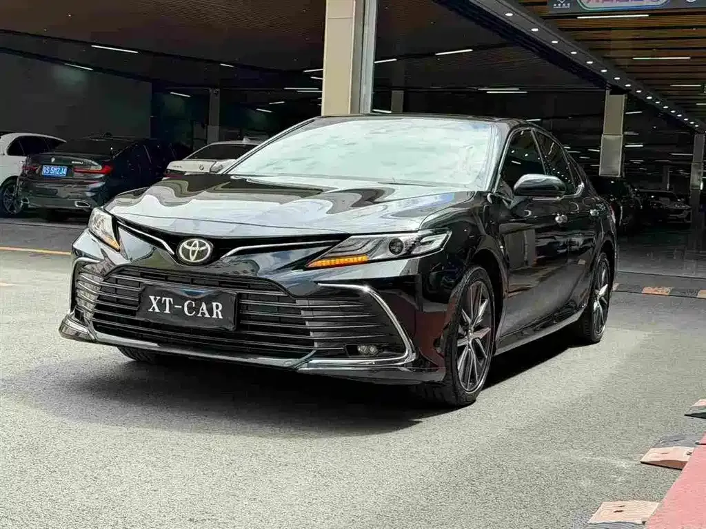 Toyota Camry — фото 1