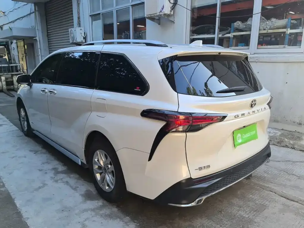 Toyota Granvia — фото 8