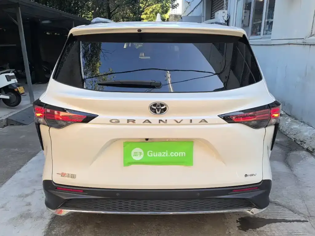 Toyota Granvia — фото 4