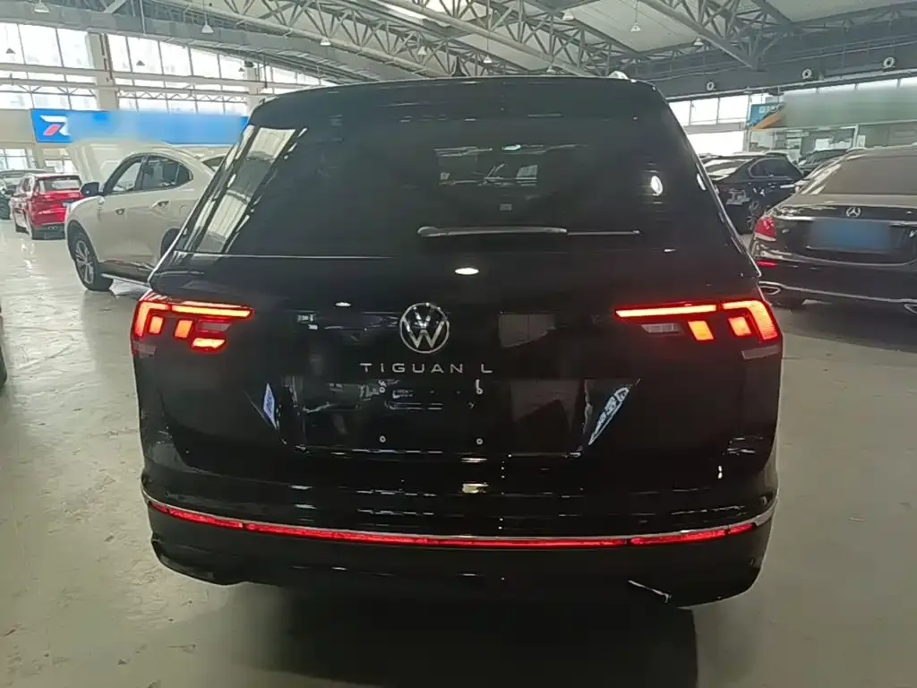Volkswagen Tiguan L — фото 9