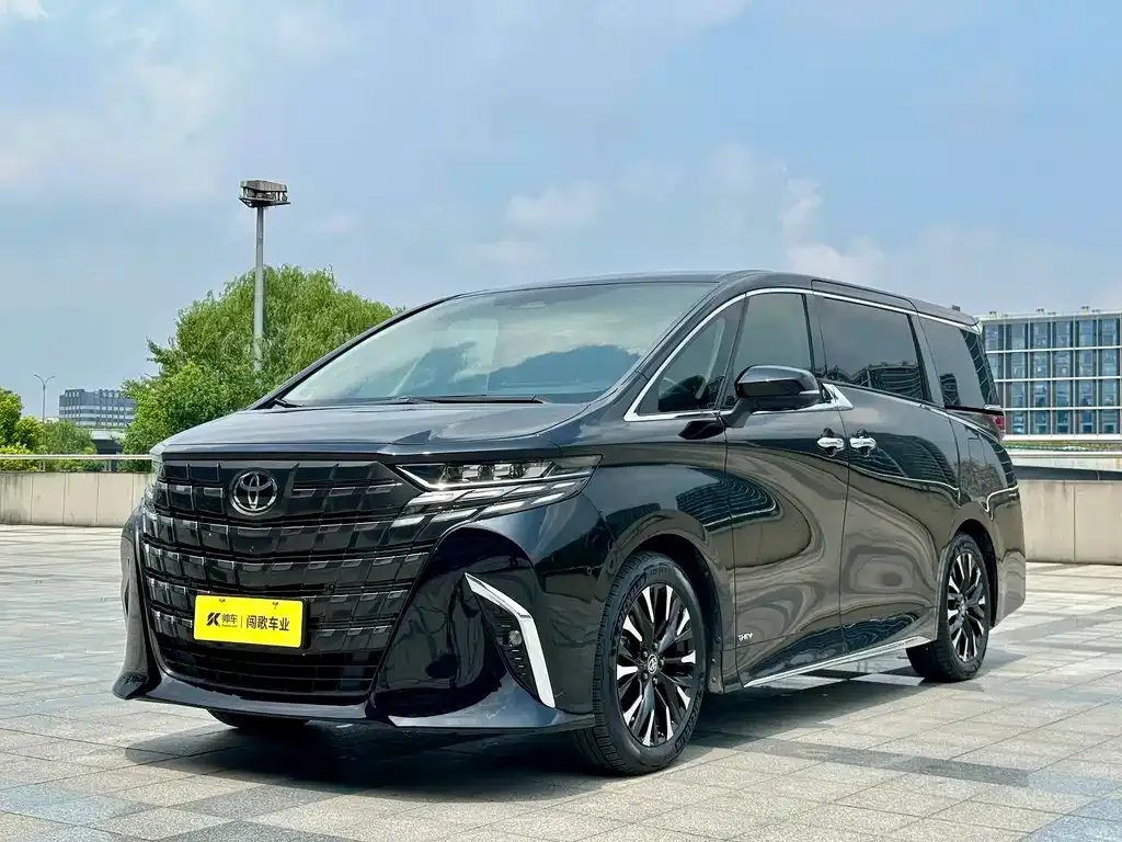 Toyota Alphard — фото 1
