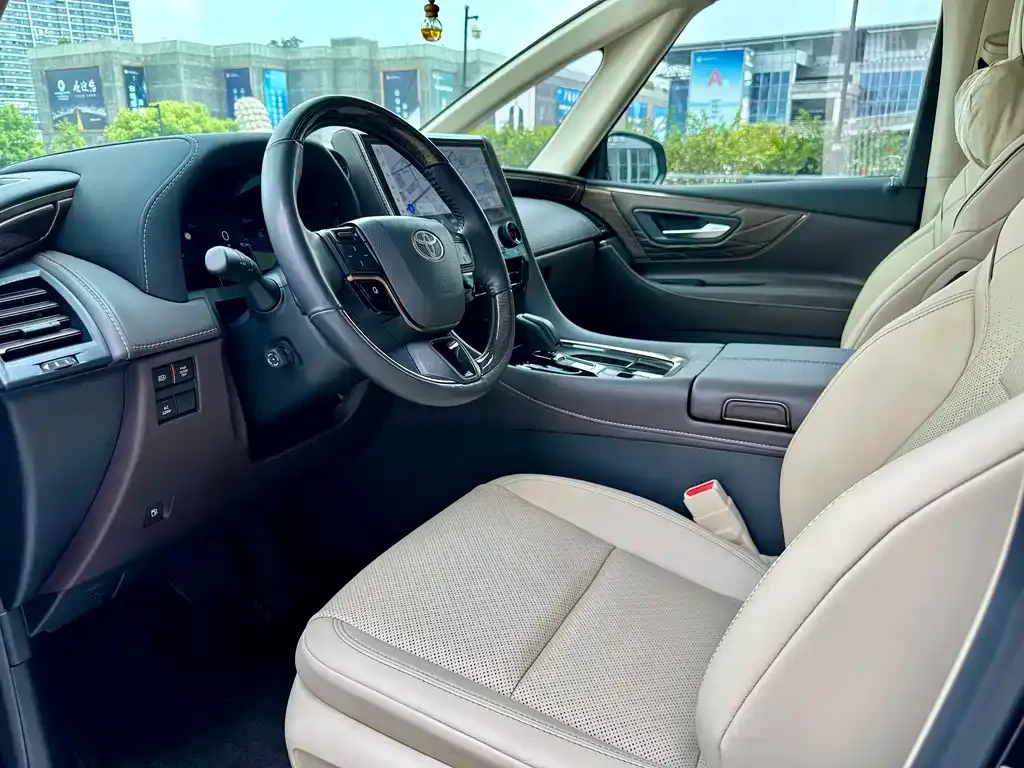 Toyota Alphard — фото 10
