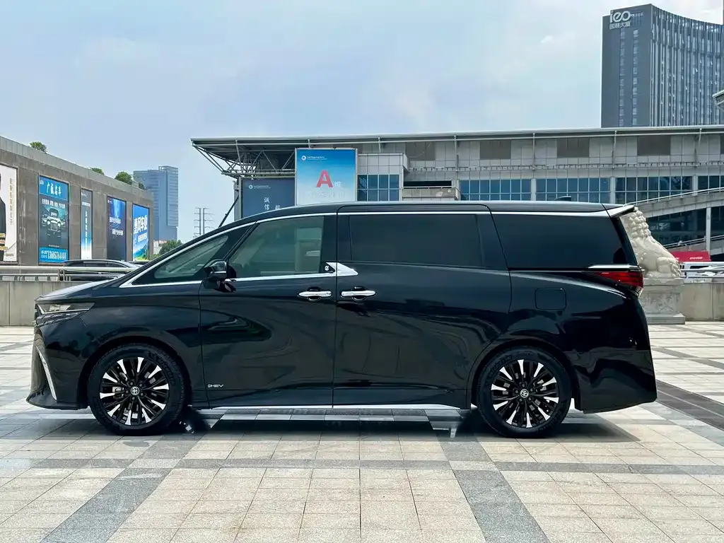Toyota Alphard — фото 9