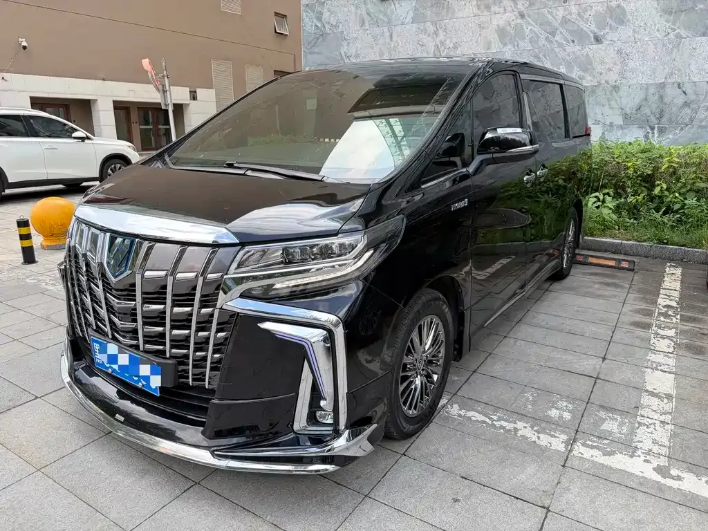 Toyota Alphard — фото 1