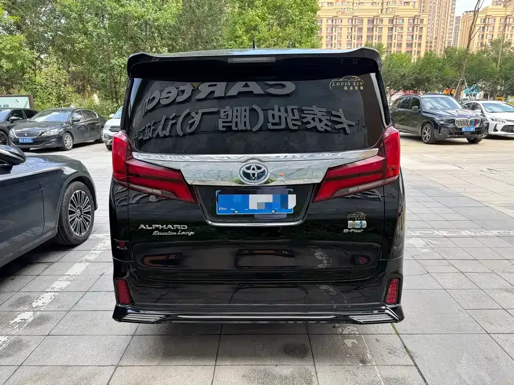 Toyota Alphard — фото 2