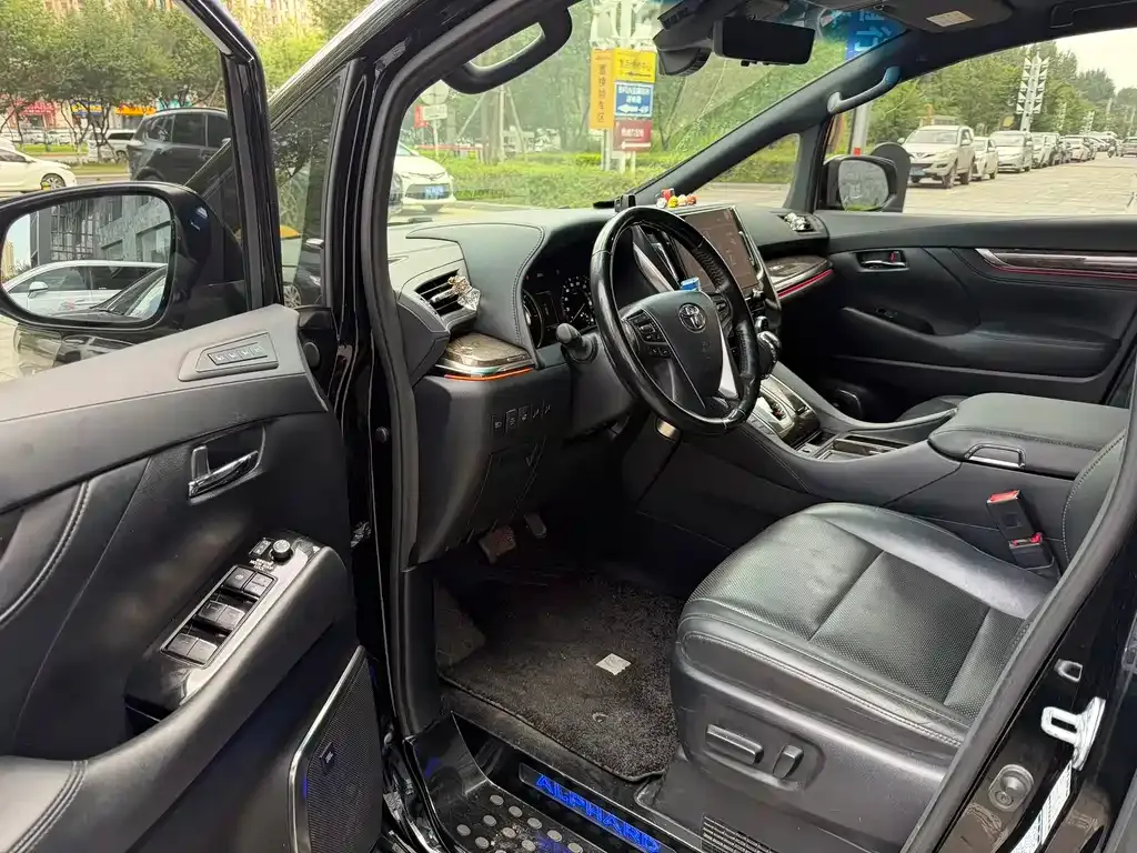 Toyota Alphard — фото 5