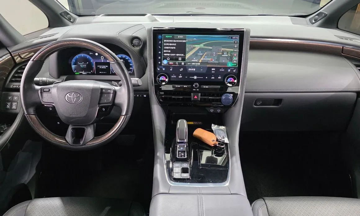Toyota Alphard — фото 9