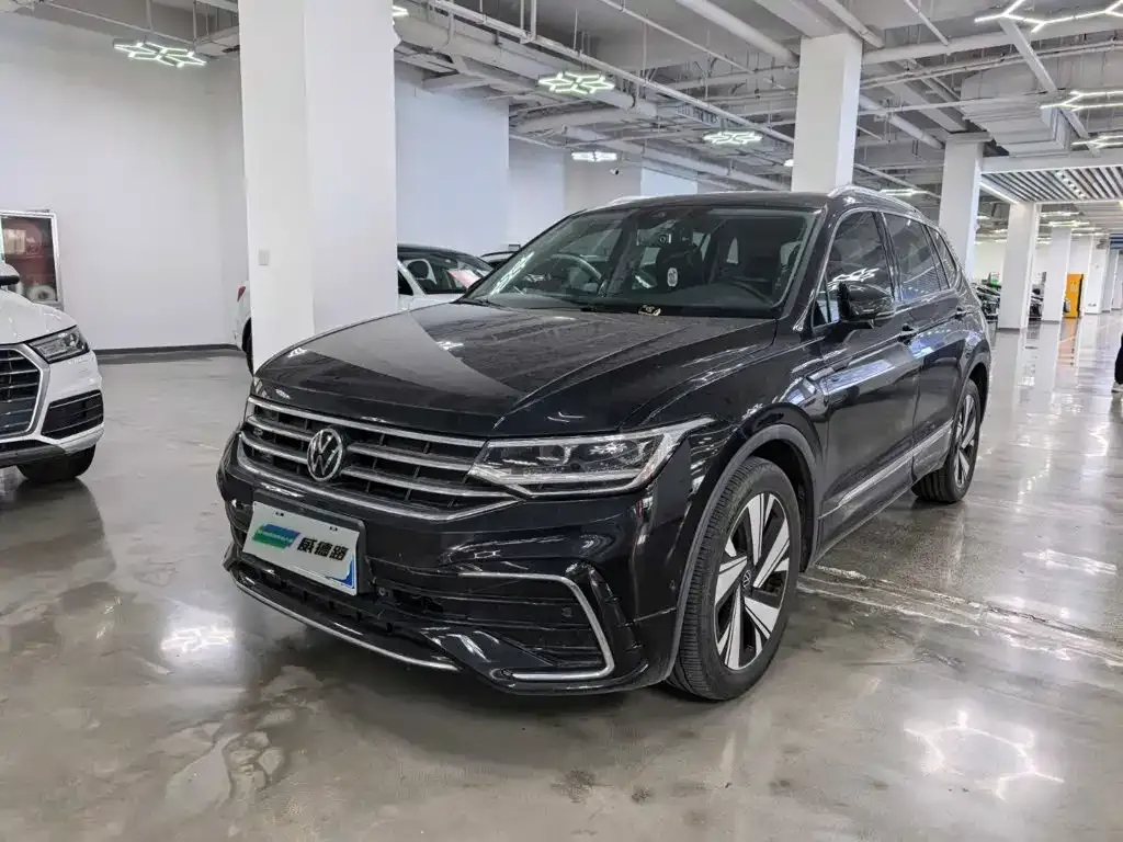 Volkswagen Tiguan L — фото 1