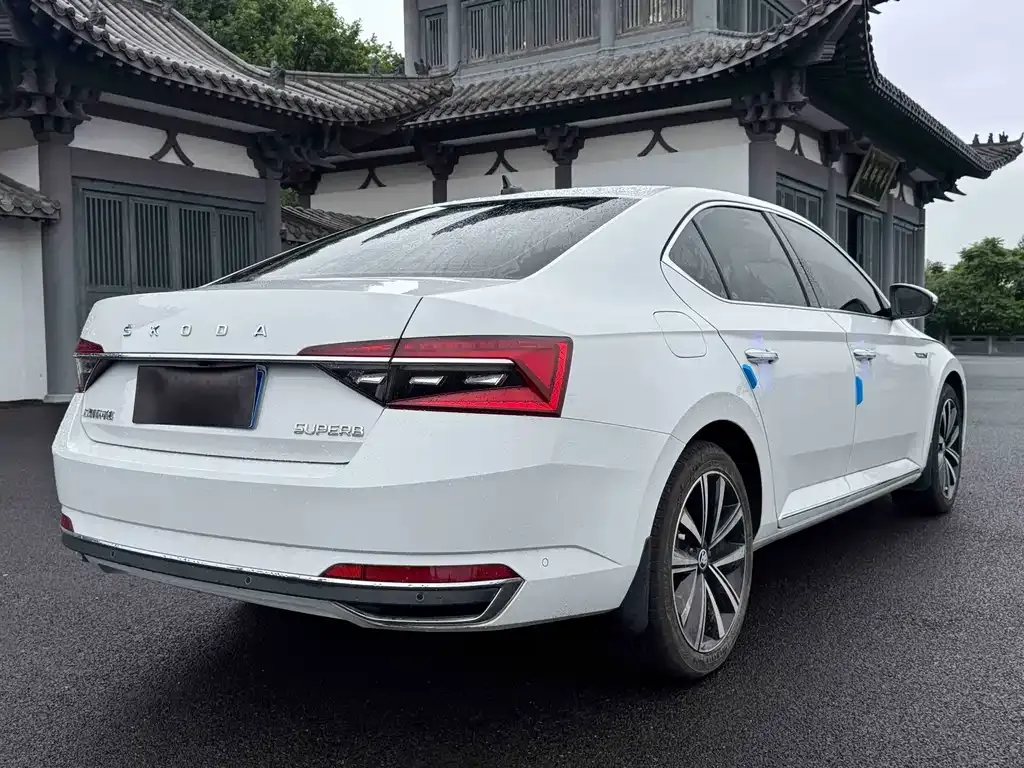 Skoda Superb — фото 8