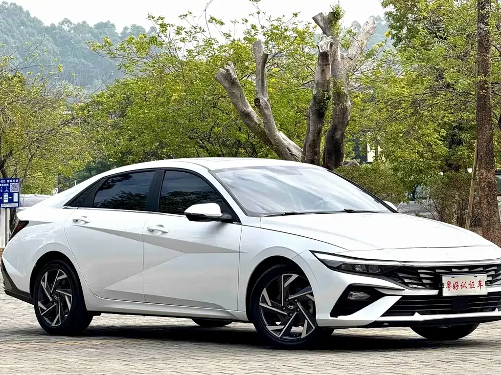 Hyundai Elantra — фото 1
