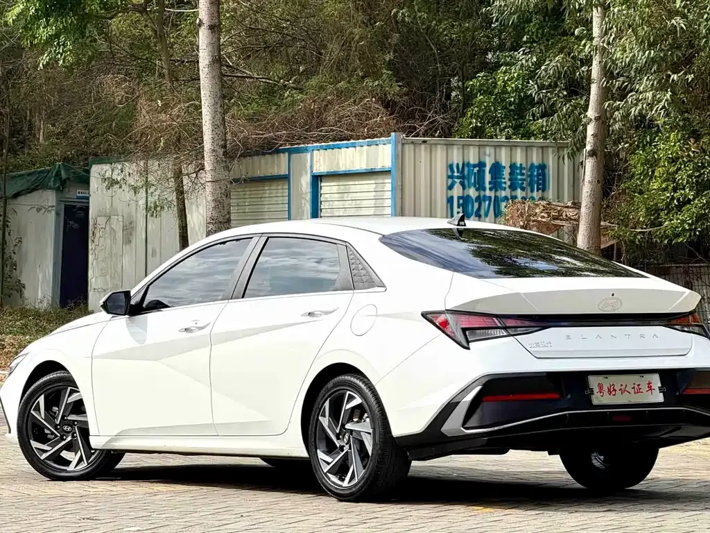 Hyundai Elantra — фото 10