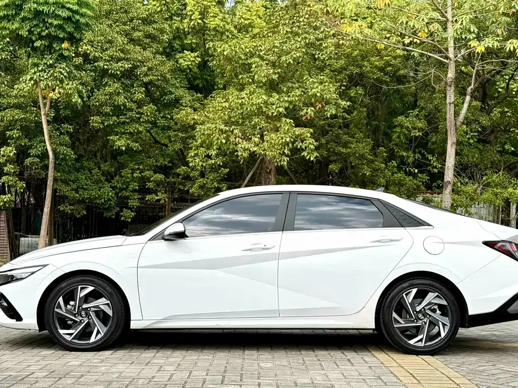 Hyundai Elantra — фото 3