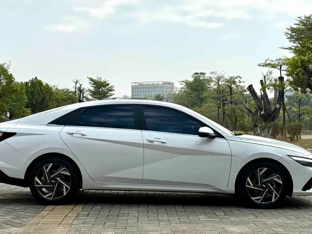 Hyundai Elantra — фото 7