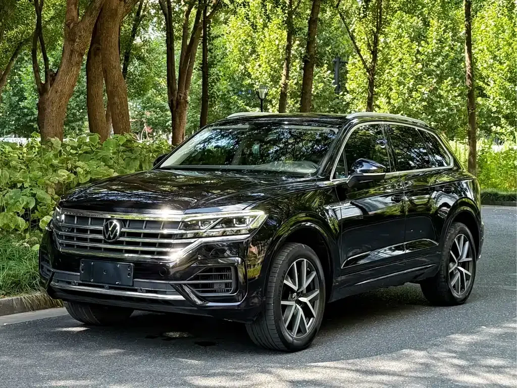 Volkswagen Touareg — фото 1