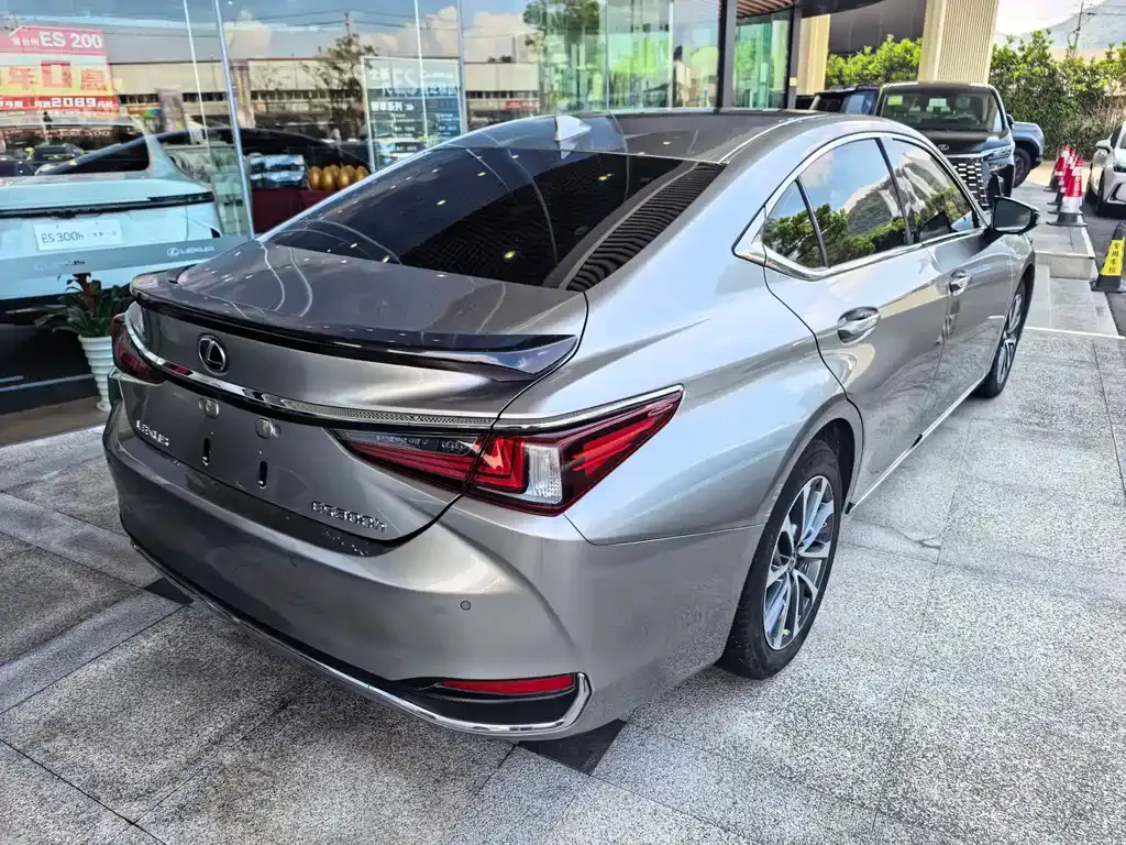 Lexus ES — фото 10