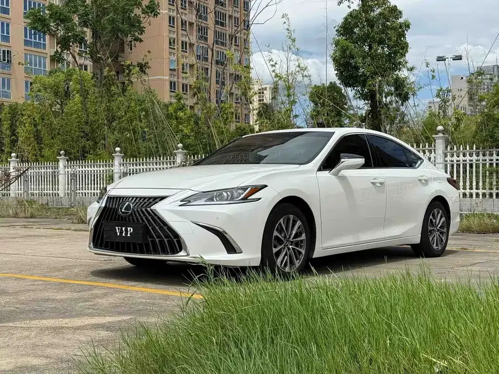 Lexus ES — фото 1