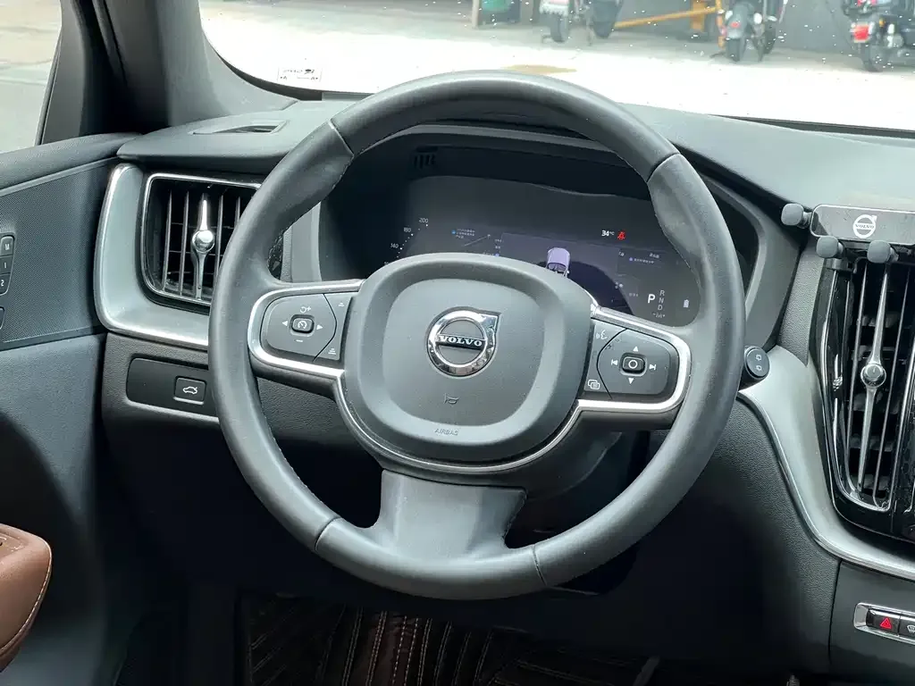 Volvo XC60 — фото 9