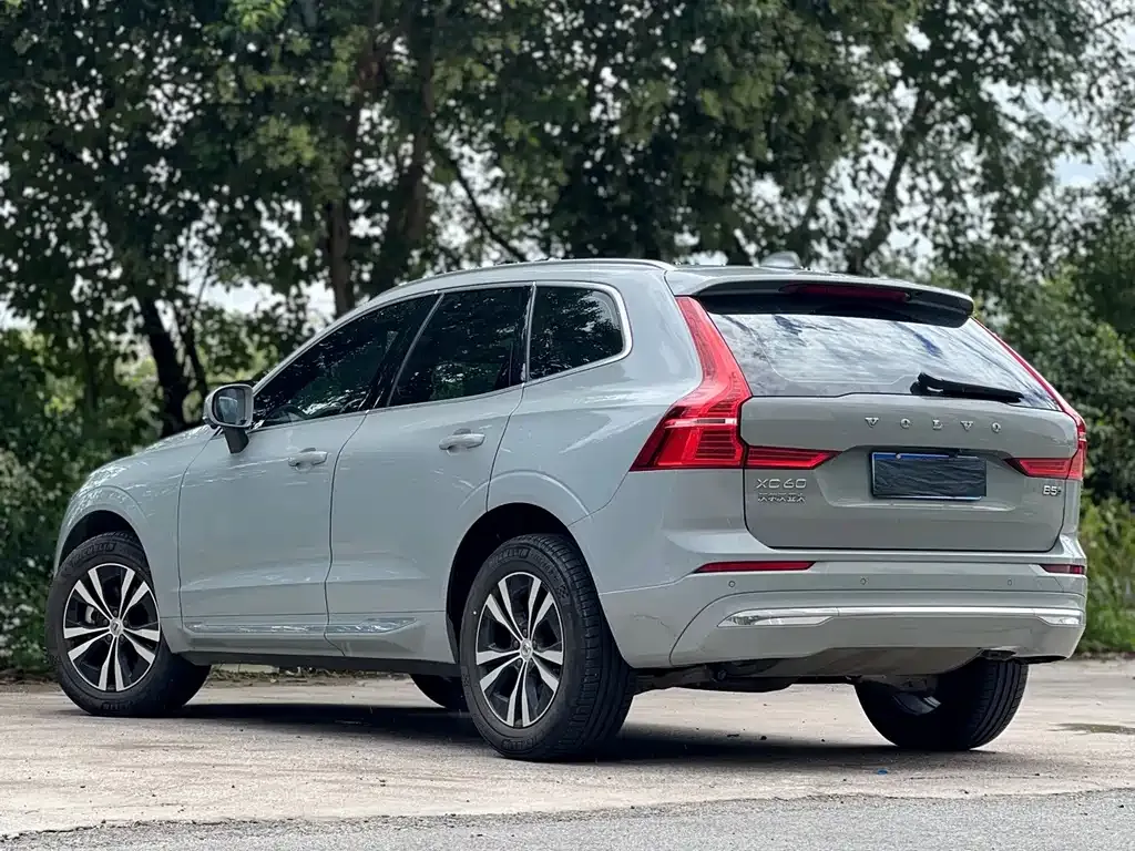Volvo XC60 — фото 8