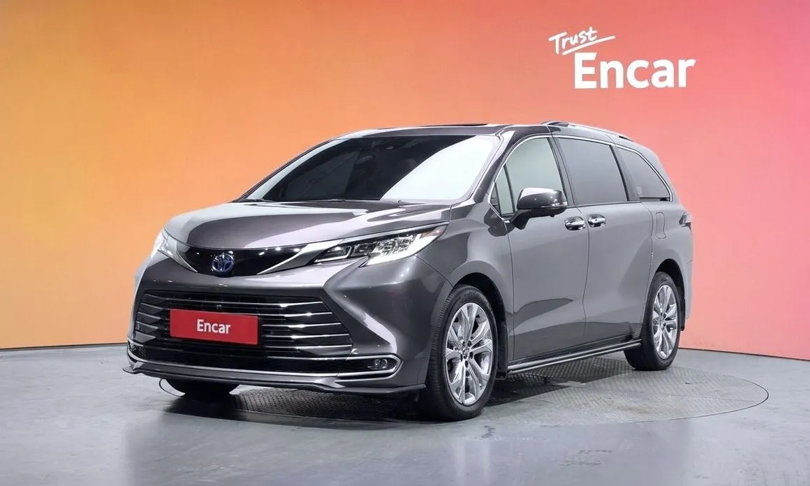 Toyota Sienna — фото 1