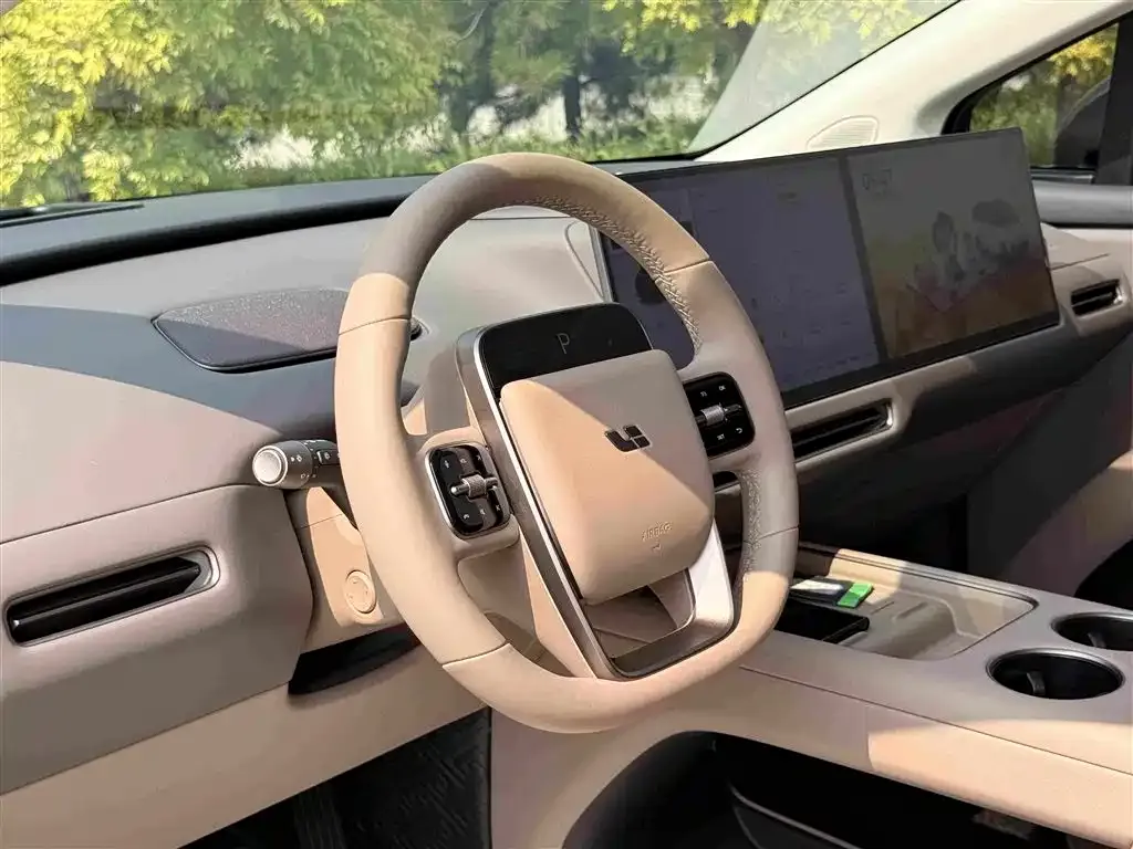 Li Auto i8 — фото 7
