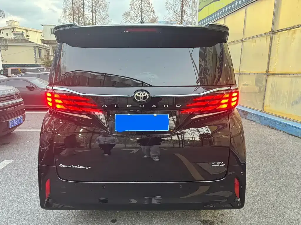 Toyota Alphard — фото 4