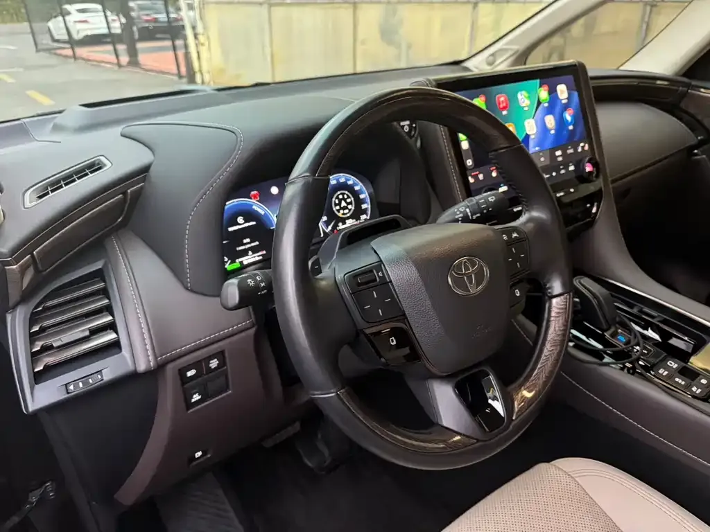 Toyota Alphard — фото 9