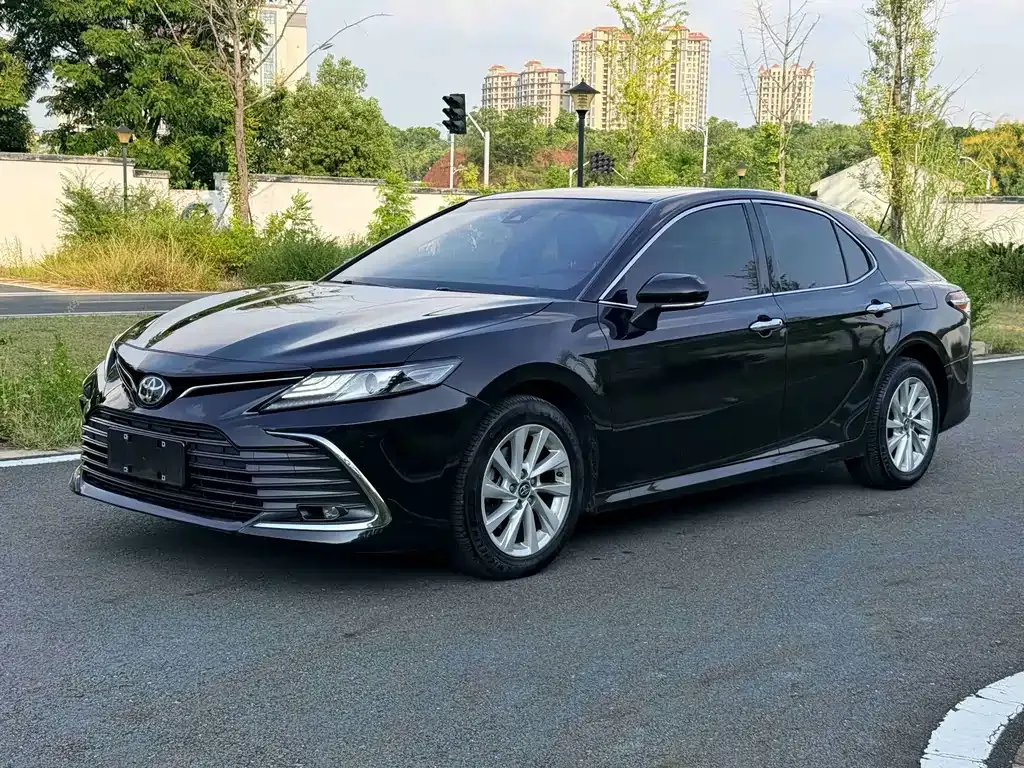 Toyota Camry — фото 1