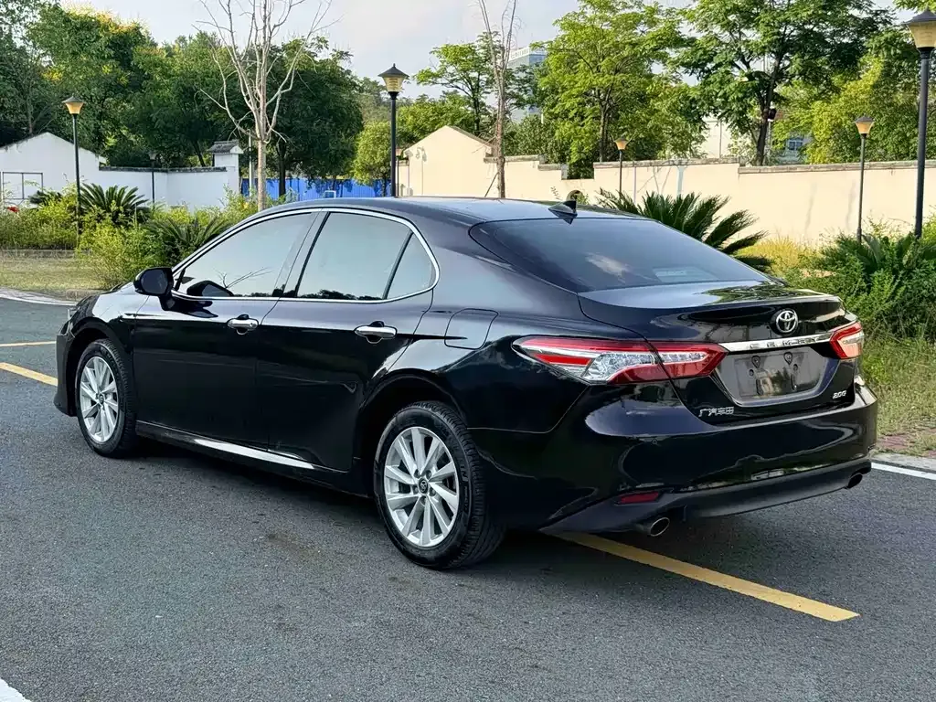 Toyota Camry — фото 9