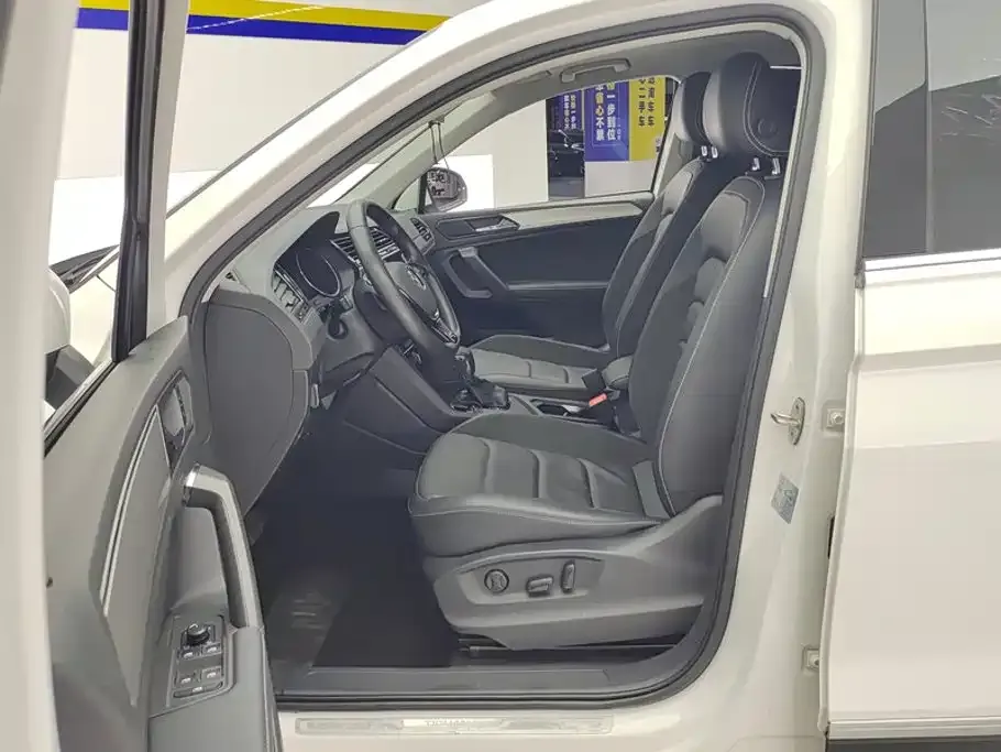 Volkswagen Tiguan L — фото 10