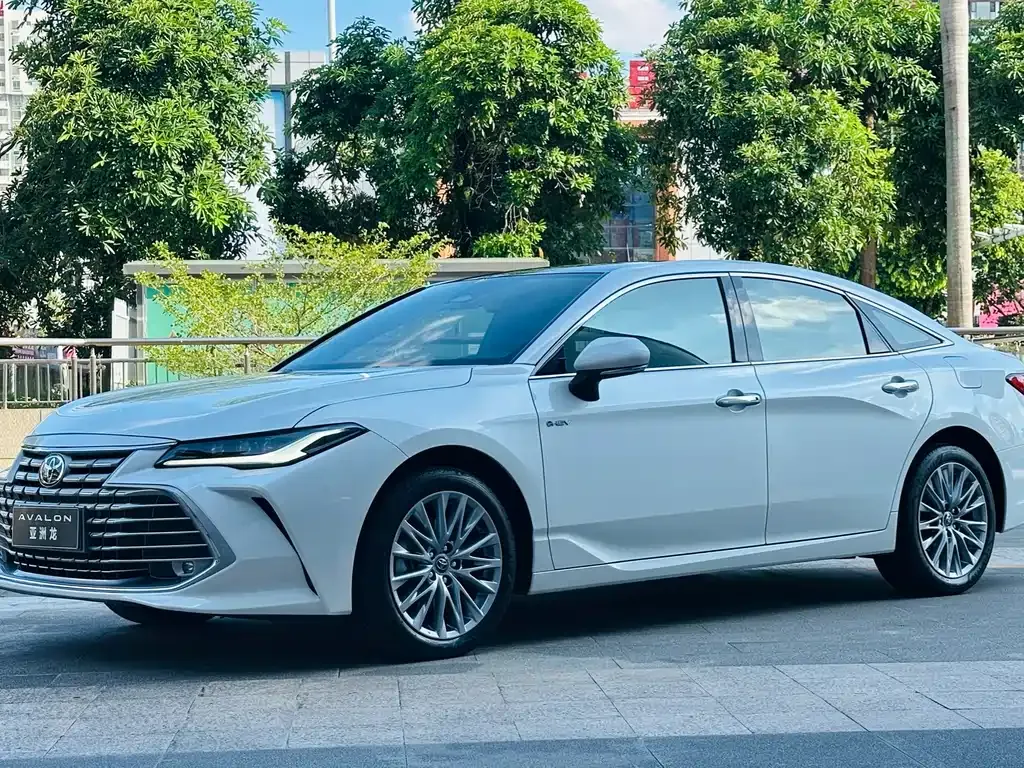 Toyota Avalon — фото 1