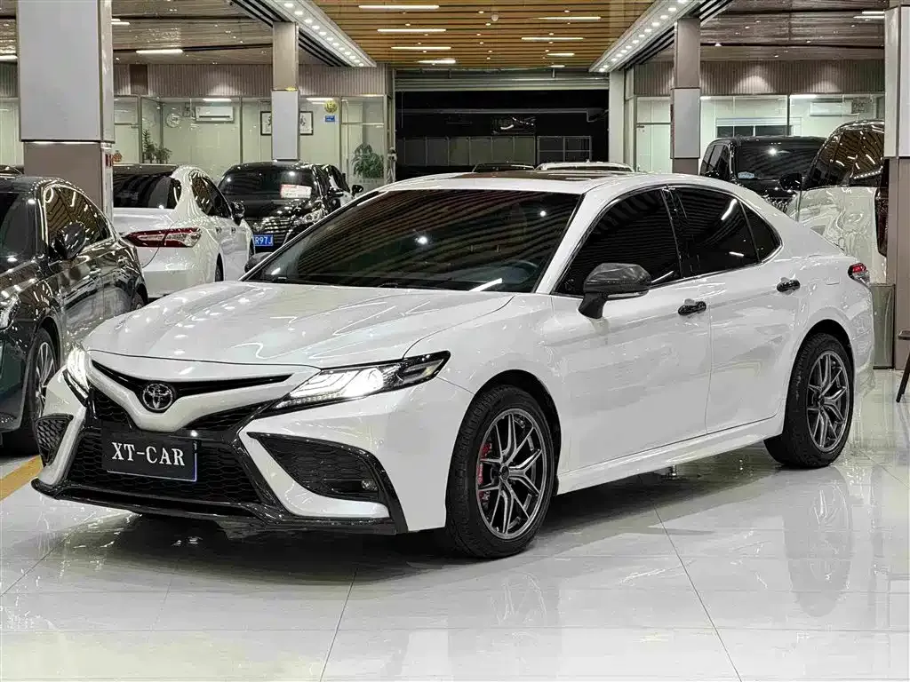Toyota Camry — фото 1
