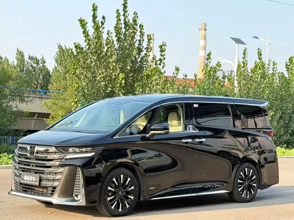 Toyota Vellfire — фото 1