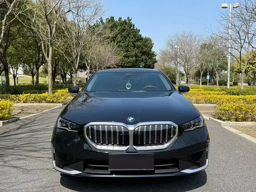 BMW 5 Series — фото 1